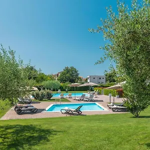 Maj - Ana - Luxury Family With Pool Apartment Poreč